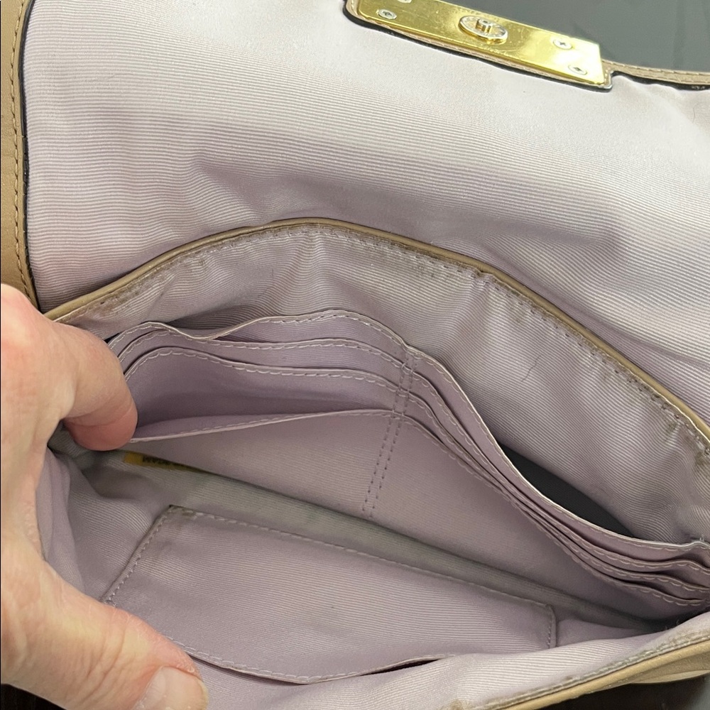 Very vintage Coach Tan Leather Clutch with Gold Accent - Picture 6 of 9